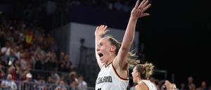 Svenja Brunckhorst jubelt nach dem Finalsieg der deutschen Basketballerinnen gegen Spanien. 