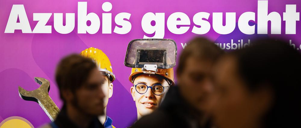 Dresden: Besucher stehen auf der Jobmesse „KarriereStart“ vor dem Schriftzug „Azubis gesucht“.