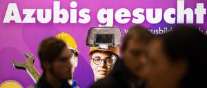 Dresden: Besucher stehen auf der Jobmesse „KarriereStart“ vor dem Schriftzug „Azubis gesucht“.