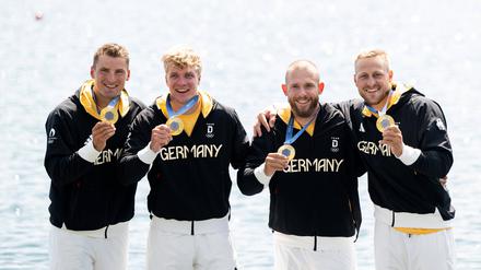 Max Rendschmidt, Max Lemke, Jacob Schopf und Tom Liebscher-Lucz vom deutschen Kajak Vierer Herren über 500 Meter jubeln auf dem Podium bei der Siegerehrung über den Sieg und die Goldmedaille.