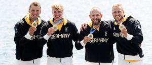 Max Rendschmidt, Max Lemke, Jacob Schopf und Tom Liebscher-Lucz  vom deutschen Kajak Vierer Herren über 500 Meter jubeln auf dem Podium bei der Siegerehrung über den Sieg und die Goldmedaille.