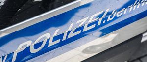Polizeischriftzug auf einem Streifenwagen. (Symbolbild)