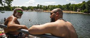 Zwei Männer sonnen sich auf den Steinterrassen am Steingarten direkt gegenüber vom Standbad Plötzensee.