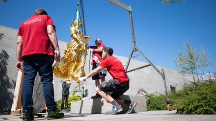 Die Skulptur „Goldelse“ von Alicja Kwade schwebt am Kran in den Skulpturengarten der Neuen Nationalgalerie ein.