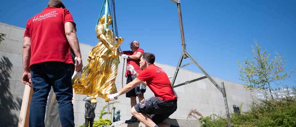 Die Skulptur „Goldelse“ von Alicja Kwade schwebt am Kran in den Skulpturengarten der Neuen Nationalgalerie ein.