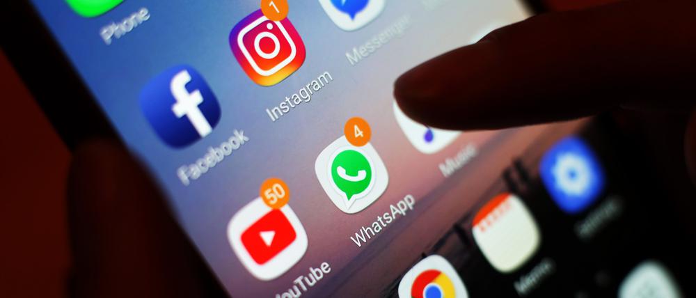 Ein Blick auf ein Handy mit den verschiedenen Social Media Apps.