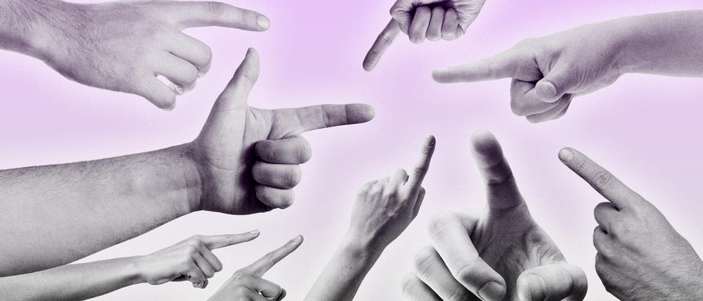 Mit dem Finger auf den anderen zeigen: Schuldzuweisungen in der Beziehung sind selten hilfreich. 