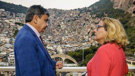 Svenja Schulze SPD, Bundesministerin für wirtschaftliche Zusammenarbeit und Entwicklung, bei einem Besuch des Sozialhilferegistrierungszentrums Centro Cadastro Unico . Hier mit dem brasilianischen Minister fuer Soziale Entwicklung, Wellington Dias vor der Favela Rocinha.