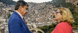 Svenja Schulze SPD, Bundesministerin für wirtschaftliche Zusammenarbeit und Entwicklung, bei einem Besuch des Sozialhilferegistrierungszentrums  Centro Cadastro Unico . Hier mit dem brasilianischen Minister fuer Soziale Entwicklung, Wellington Dias vor der Favela Rocinha.