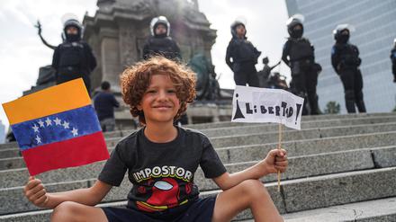 Ein Kind hält eine venezolanische Flagge und ein Schild mit der Aufschrift „Freiheit“, während Menschen in Mexiko-Stadt, Mexiko, am 10. August 2024 gegen die Wahlergebnisse protestieren, die Venezuelas Präsident Nicolas Maduro eine dritte Amtszeit bescherten. In Venezuela wurden viele Kinder und Jugendliche nach Protesten gegen die Maduro-Regeirung festgenommen.