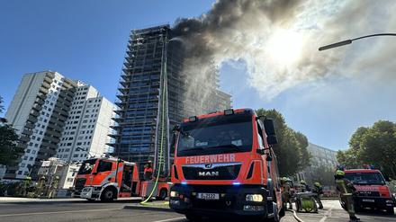 Die Berliner Feuerwehr ist mit mehreren Autos vor Ort. 