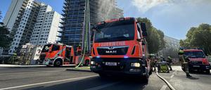Die Berliner Feuerwehr ist mit mehreren Autos vor Ort. 