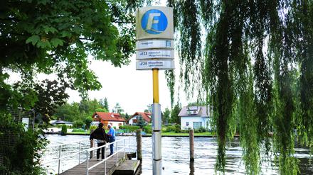 Die historische Ruderfähre F 24 von Rahnsdorf nach Müggelheim soll abgeschaft werden. Dagegen wehren sich die Anwohner von Berlin-Rahnsdorf und viele Touristen mit einer Unterschriftensammlung und Protest-Plakaten. Aufgenommen am 14. August 2013. Foto: Kitty Kleist-Heinrich