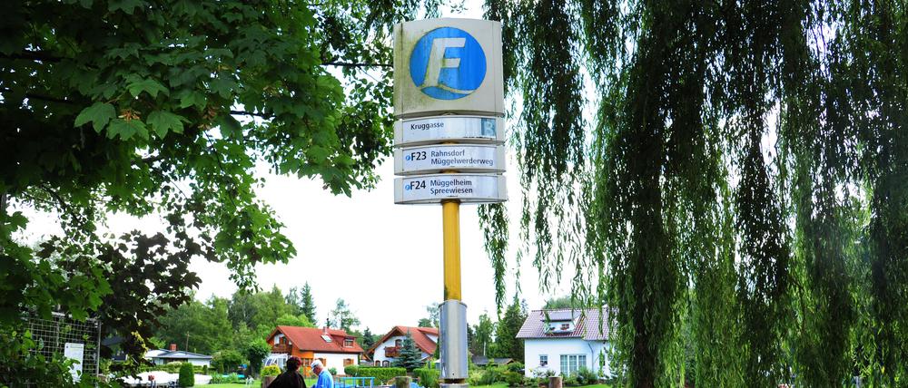 Die historische Ruderfähre F 24 von Rahnsdorf nach Müggelheim soll abgeschaft werden. Dagegen wehren sich die Anwohner von Berlin-Rahnsdorf und viele Touristen mit einer Unterschriftensammlung und Protest-Plakaten. Aufgenommen am 14. August 2013. Foto: Kitty Kleist-Heinrich