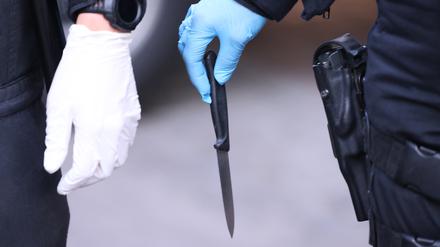 Polizisten haben bei einer Durchsuchung ein Küchenmesser gefunden und sichergestellt.