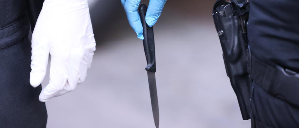 Polizisten haben bei einer Durchsuchung ein Küchenmesser gefunden und sichergestellt.