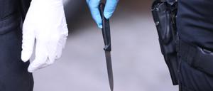 Polizisten haben bei einer Durchsuchung ein Küchenmesser gefunden und sichergestellt.