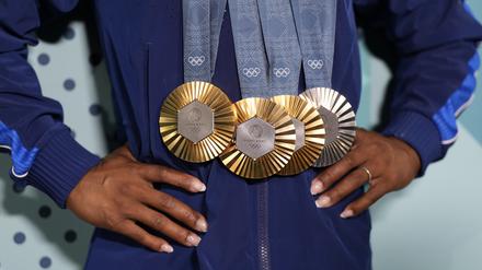 Simone Biles aus den USA zeigt ihre Medaillen nach dem Finale im Einzelgeräteturnen der Frauen in der Bercy Arena in Paris. 