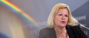 Bundesinnenministerin Nancy Faeser (SPD) bei einer Pressekonferenz im Bundesamt für Verfassungsschutz BfV in Köln. 