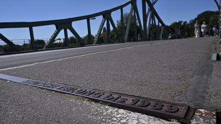 Mit dem Bau der Berliner Mauer wurde die Glienicker Brücke zwischen Potsdam und Berlin geteilt.
