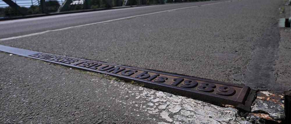 Mit dem Bau der Berliner Mauer wurde die Glienicker Brücke zwischen Potsdam und Berlin geteilt.
