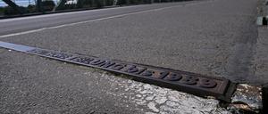 Mit dem Bau der Berliner Mauer wurde die Glienicker Brücke zwischen Potsdam und Berlin geteilt.