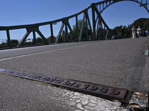 Markierung der ehemaligen innerdeutschen Grenze auf der Glienicker Brücke.