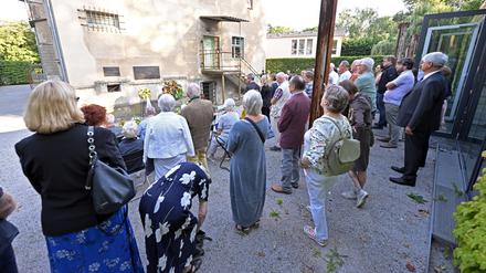 2023 konnte der Verein nach einer anfänglichen Absage ein stilles Gedenken im Hof der Gedenkstätte Leistikowstraße durchführen.