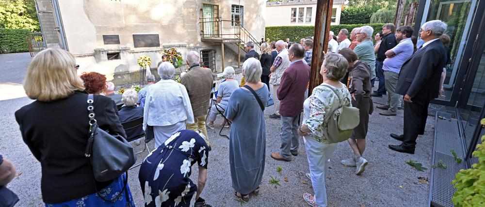 Stilles Gedenken am 23. August 2023 im Hof der Potsdamer Gedenkstätte Leistikowstraße. Um die Veranstaltung zum Europäischen Gedenktag an die Opfer von Stalinismus und Nationalsozialismus hatte es vorab heftigen Streit gegeben.