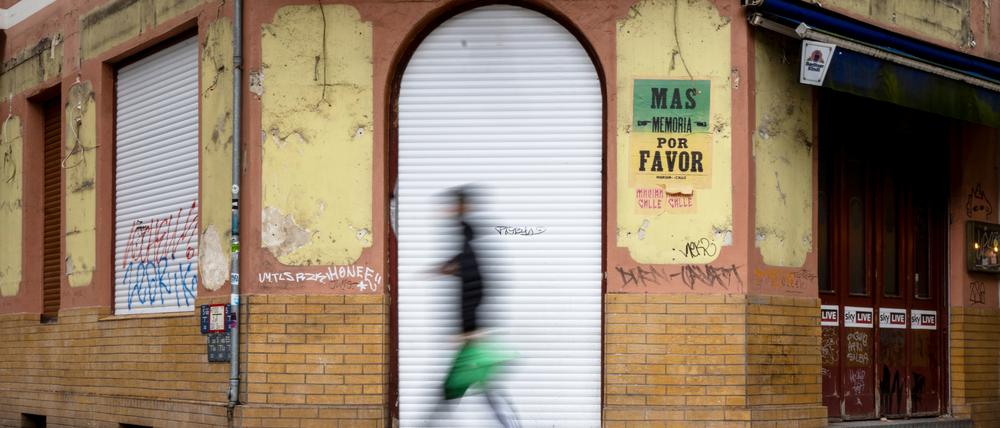 Ein Mann geht an einem verlassenen Lokal in Neukölln vorbei.