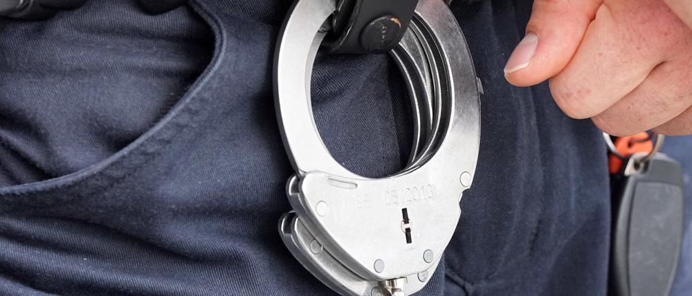 Handfesseln aus Metall hängen am Gürtel eines Polizisten. Gegen den 26-jährigen tatverdächtigen Ukrainer würden laut Staatsanwaltschaft nicht genügend Beweise für eine Untersuchungshaft vorliegen.