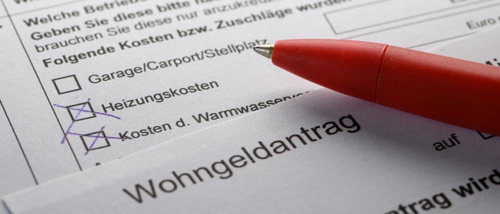 Ein Stift liegt auf einem Wohngeldantrag auf einem Tisch. 