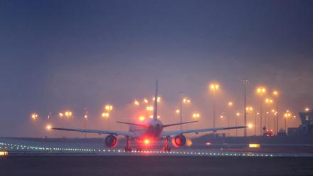Ein Flugzeug startet vom Flughafen Leipzig/Halle.