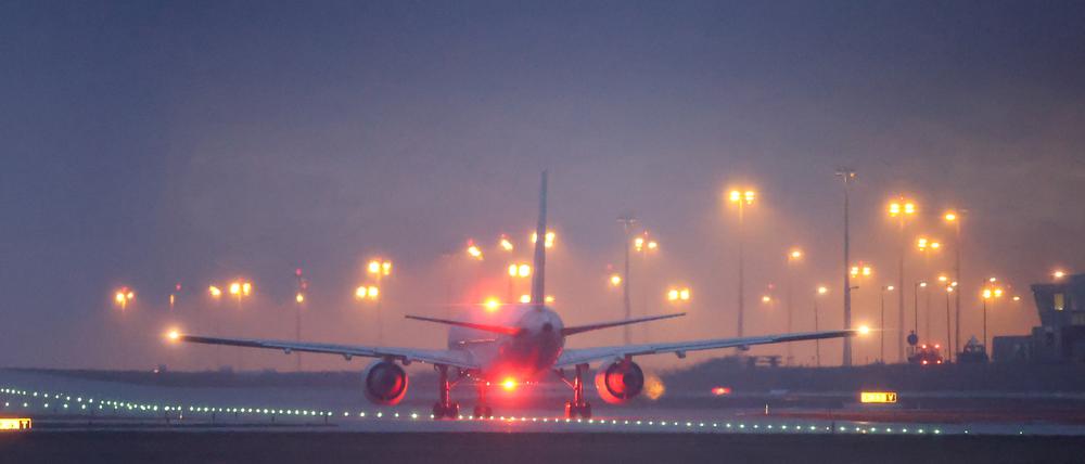 Ein Flugzeug startet vom Flughafen Leipzig/Halle.
