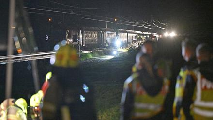 Zwischen Bad Endorf und Prien nahe dem Chiemsee ist ein Eurocity mit einem in den Gleisbereich gestürzten Baum kollidiert.