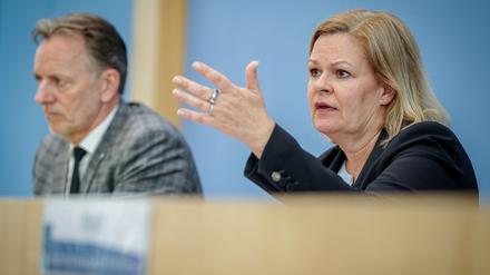 Sie will ihm mehr Befugnisse geben: Bundesinnenministerin Nancy Faeser (SPD, r.) und BKA-Präsident Holger Münch in Berlin