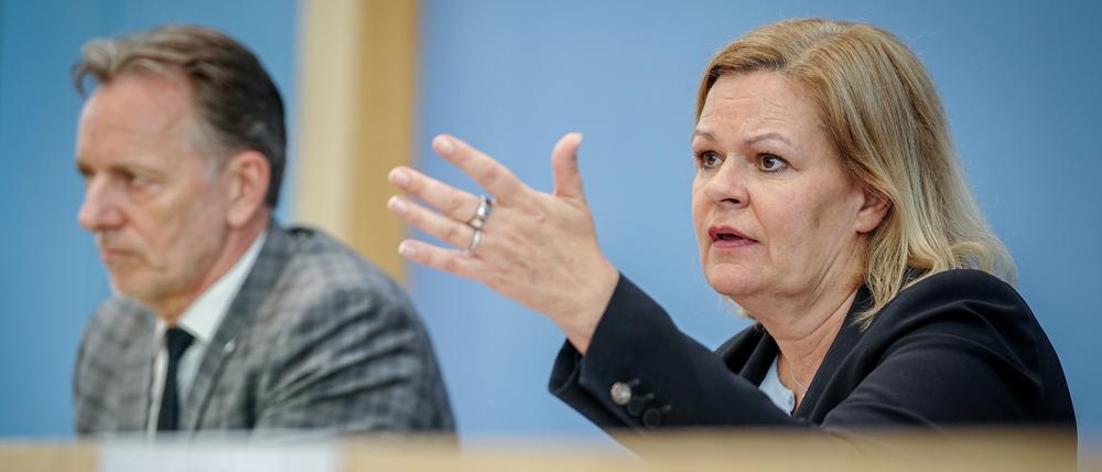 Sie will ihm mehr Befugnisse geben: Bundesinnenministerin Nancy Faeser (SPD, r.) und BKA-Präsident Holger Münch in Berlin