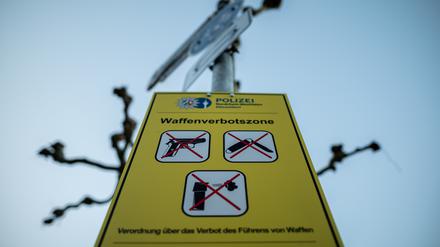 Waffenverbotszonen wie hier in Düsseldorf gibt es schon häufiger.