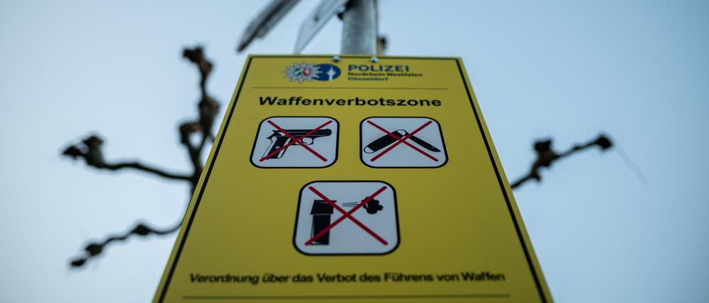 Waffenverbotszonen wie hier in Düsseldorf gibt es schon häufiger.