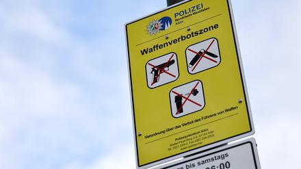 Waffenverbotszonen gibt es seit einigen Jahren in mehreren deutschen Städten, hier ein Bild aus Köln, wo in bestimmten Gebieten unter anderem Messer mit einer Klingenlänge von mehr als vier Zentimetern zwischen 20 Uhr und 6 Uhr morgens nicht mehr mitgeführt werden dürfen.