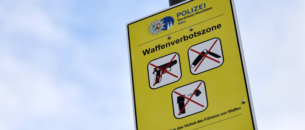 Waffenverbotszonen gibt es seit einigen Jahren in mehreren deutschen Städten, hier ein Bild aus Köln, wo in bestimmten Gebieten unter anderem Messer mit einer Klingenlänge von mehr als vier Zentimetern zwischen 20 Uhr und 6 Uhr morgens nicht mehr mitgeführt werden dürfen.