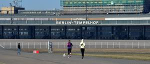 Zwei Frauen laufen am 05.03.2013 in Berlin über die ehemalige Start- und Landebahn am Flughafen Tempelhof. Über die Nutzung des Areals wird seit geraumer Zeit diskutiert. Am 06.03 2013 will das Land einen neuen Plan vorstellen. Foto: Paul Zinken/dpa +++(c) dpa - Bildfunk+++