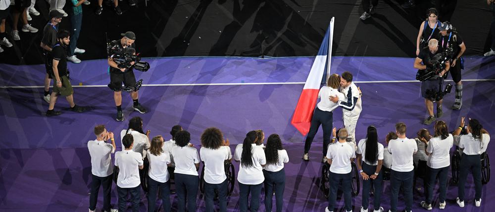 Frankreichs Team für die paralympischen Spiele bei der Abschlussfeier der Olympischen Spiele.
