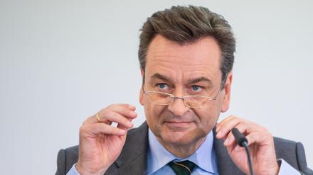 Der Vorstandsvorsitzende der Münchner Rückversicherungs-Gesellschaft, Joachim Wenning, plädiert für weniger gesetzliche Feiertage und eine spätere Rente.
