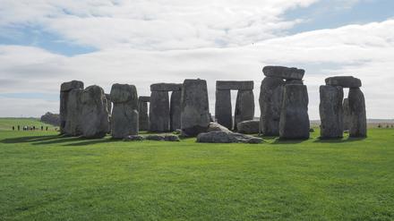 Die Ruinen des prähistorischen Steinmonuments Stonehenge stehen im heutigen Wiltshire in England, stammen aber aus anderen Regionen Britanniens.