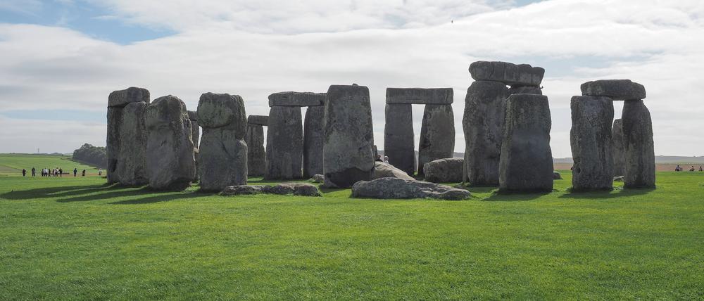 Die Ruinen des prähistorischen Steinmonuments Stonehenge stehen im heutigen Wiltshire in England, stammen aber aus anderen Regionen Britanniens.