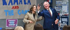 Kamala Harris und Tim Walz machen ein Selfie an einer Wahlkampfveranstaltung.