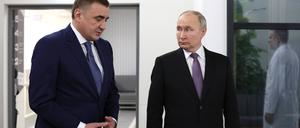 Alexei Djumin und Wladimir Putin am 2. Februar 2024 bei einer Veranstaltung.