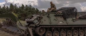Ukrainische Soldaten unweit der russischen Grenze in der Region Sumy.