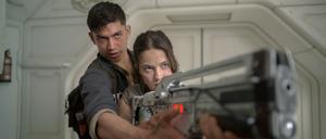 Archie Renaux als Tyler und Cailee Spaeny als Rain Carradine in einer Szene des Films „Alien: Romulus“.